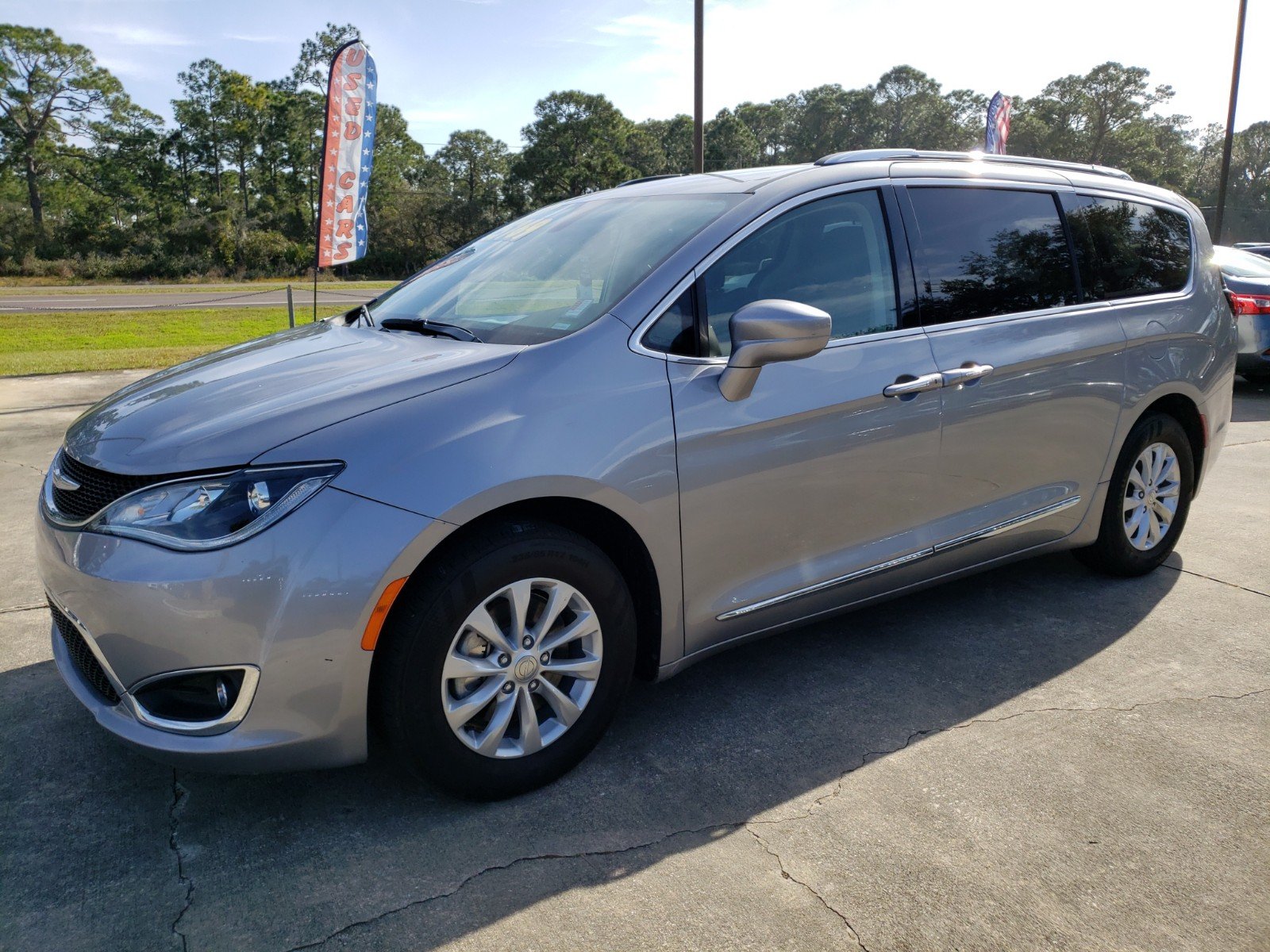 Chrysler pacifica touring l