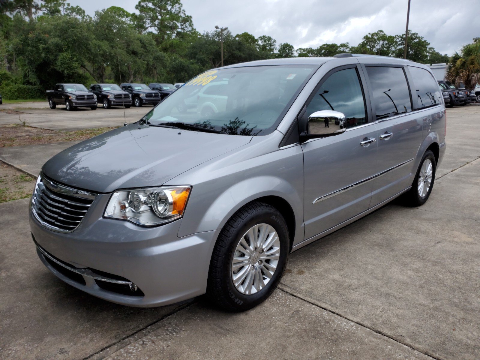 PreOwned 2016 Chrysler Town & Country Limited Minivan