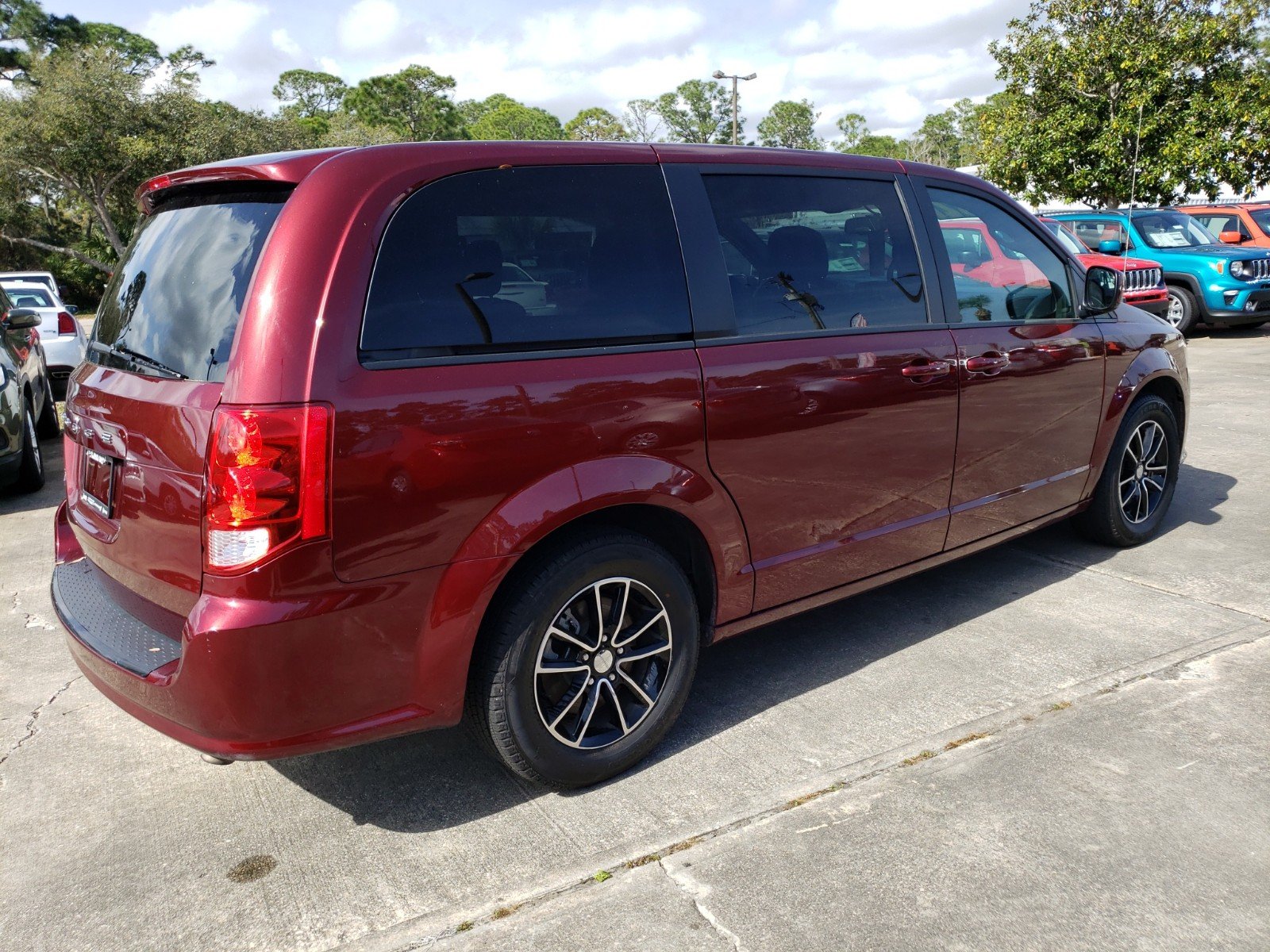 pre-owned-2018-dodge-grand-caravan-se-plus-mini-van-passenger-in